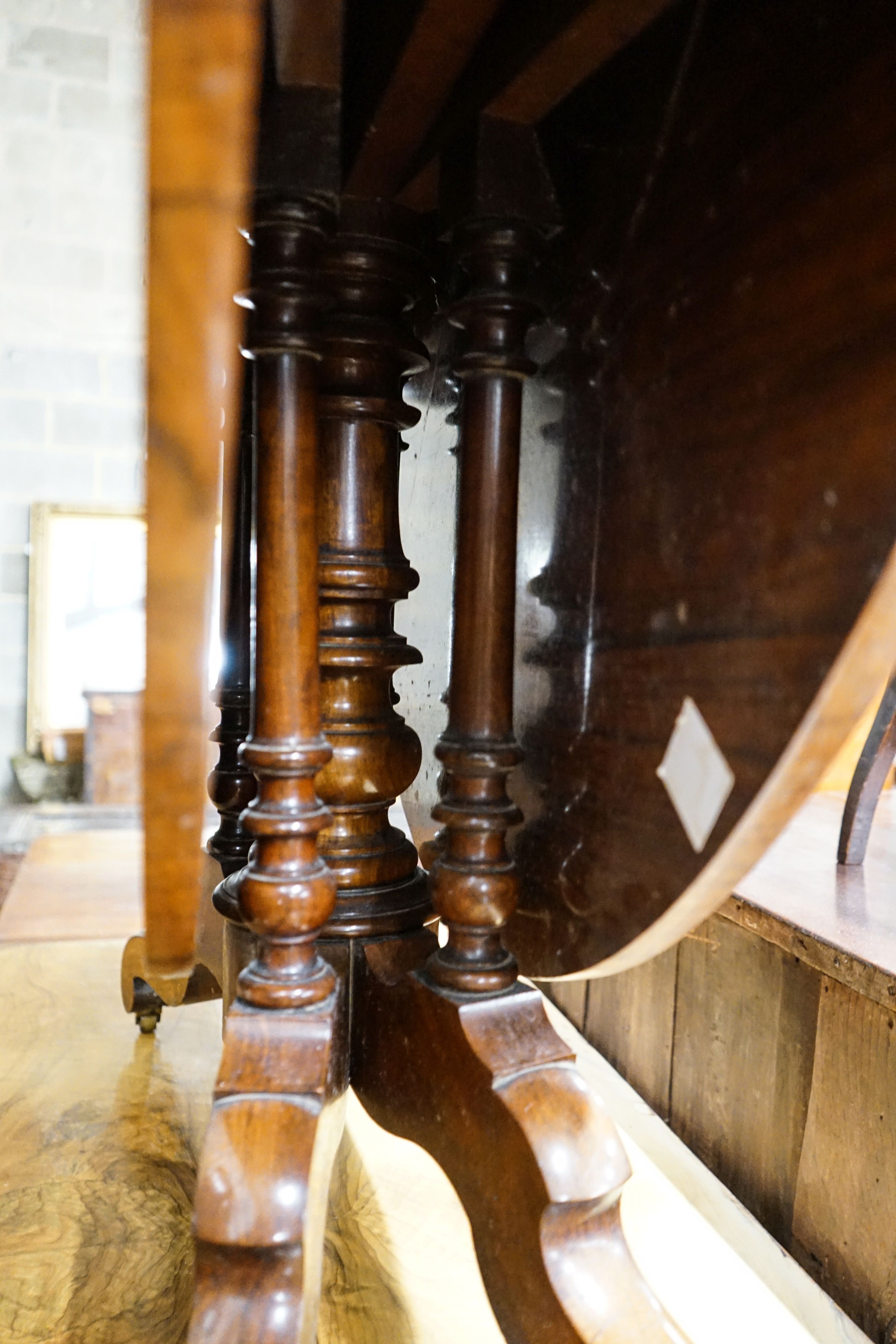 A Victorian figured walnut oval Sutherland table on turned supports and quadripartite scrolled legs, 118cm extended, width 100cm, height 73cm